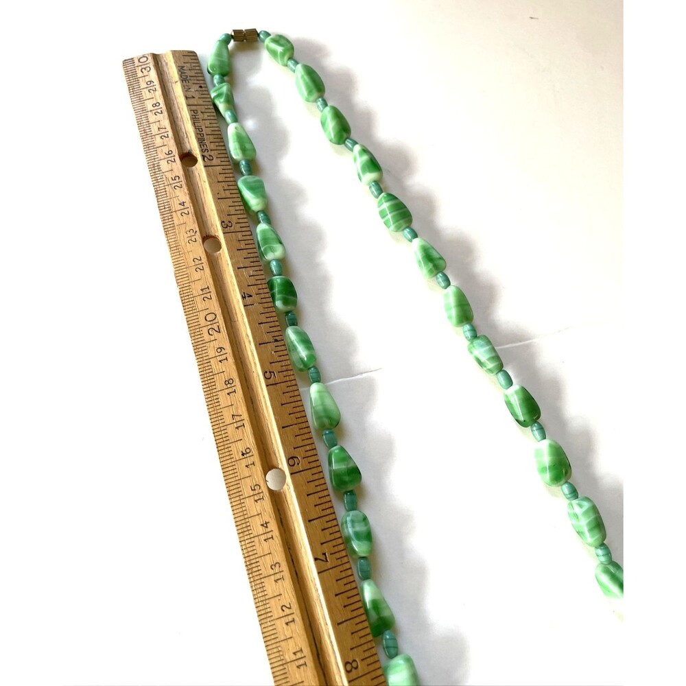 Vintage Green Glass Bead Necklace Swirled - Picture 9 of 9